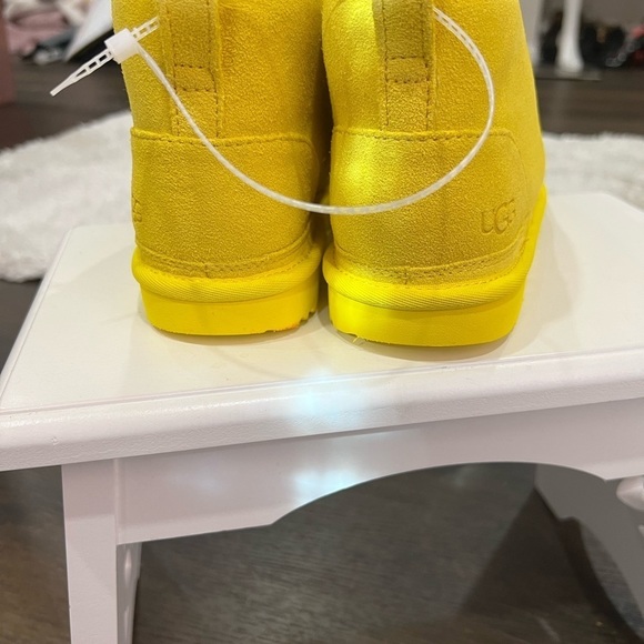 UGG Women's Neumel Fashion Boot - Picture 7 of 9